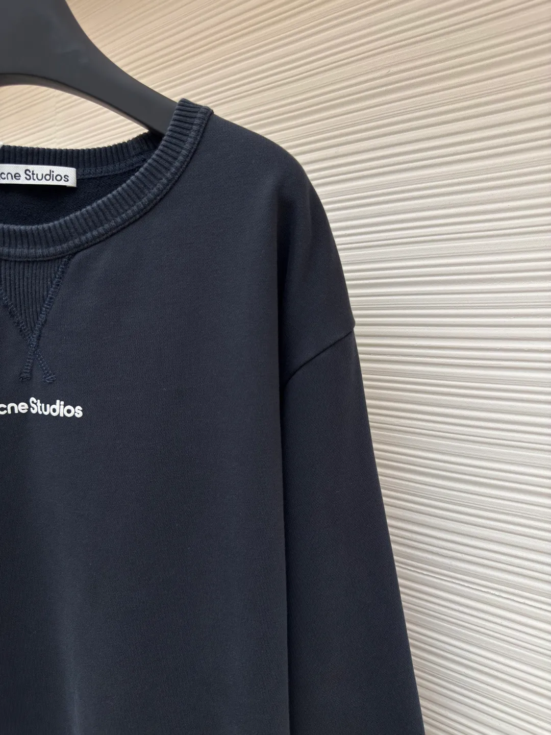 Acne Studios logo sweatshirt ●Authentic product: Purchased and developed for 3400 ●Item number: 1680046-A35 ●Fabric: Pure cotton fabric ●Technology: Positioned cutting machine ●Version: Loose version ●Weight: about 690 grams ●Size: S-M-L-XL ●Description: Customized 100% cotton Zhensoft reactive ink sweatshirt material, soft to the touch, comfortable and skin-friendly, dressed in pure white, a symbol of purity and elegance A triangle of heaven and earth is quietly painted on the chest. The iconic Acne Studios seal logo embellishes the front to increase brand recognition. It outlines a high-end silhouette with extreme simplicity and becomes the smart focus of vision. It shows taste in a silent place and uses glue printing. Use glue liquid paint to print patterns on fabrics. Bake the fabric to fix the printed pattern. The overall wiring is straight and delicate, the fabric is comfortable and soft, and the color is consistent without color difference. It can be matched with the same style to create a fashionable look and control various occasions. Customized accessories, complete with three standards, same style for men and women!